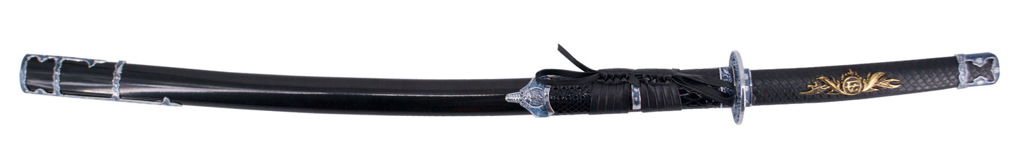 Katana S2023 de 101,5 cm hoja de acero, vaina de madera negra lacada con detalles metálicos e imitación de piel de serpiente, mango con imitación de piel de sepriente negra de polipiel. Con soporte. Ref. S2023