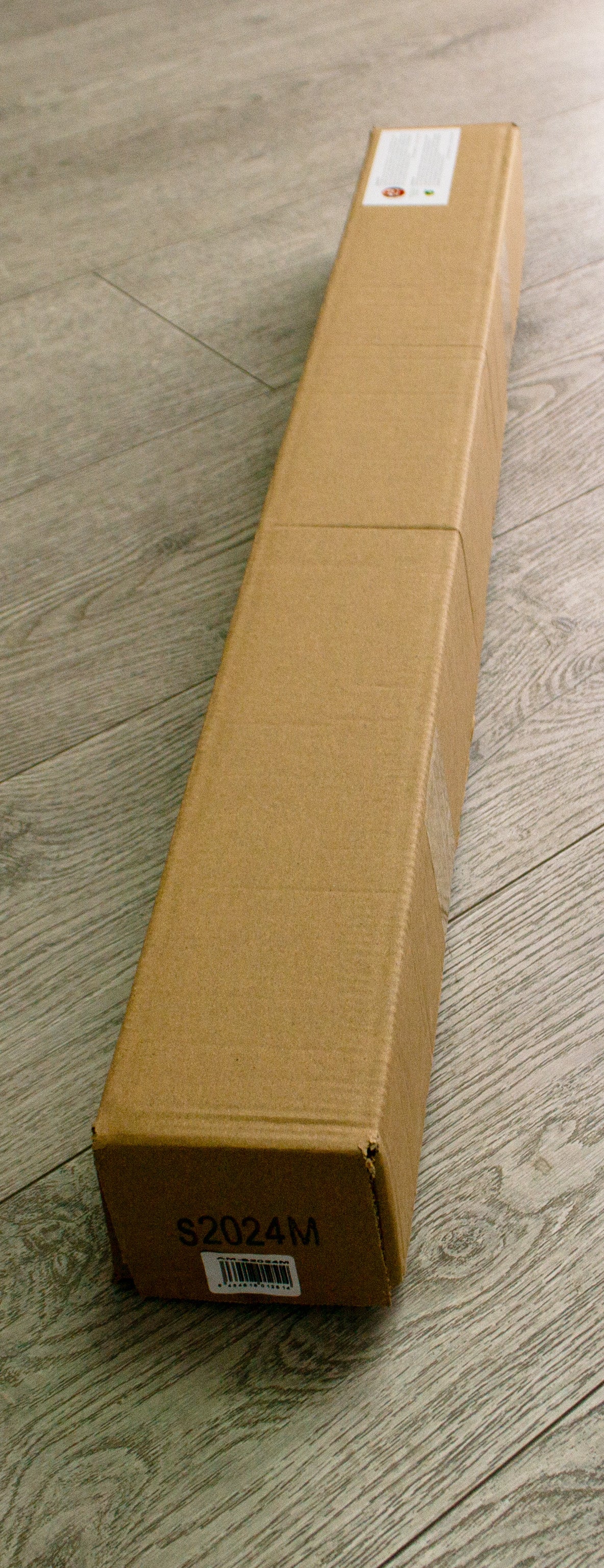 Katana S2024 de 101,5 cm hoja de acero, vaina de madera negra lacada con detalles rojos e imitación de piel de serpiente, mango con imitación de piel de sepriente negra