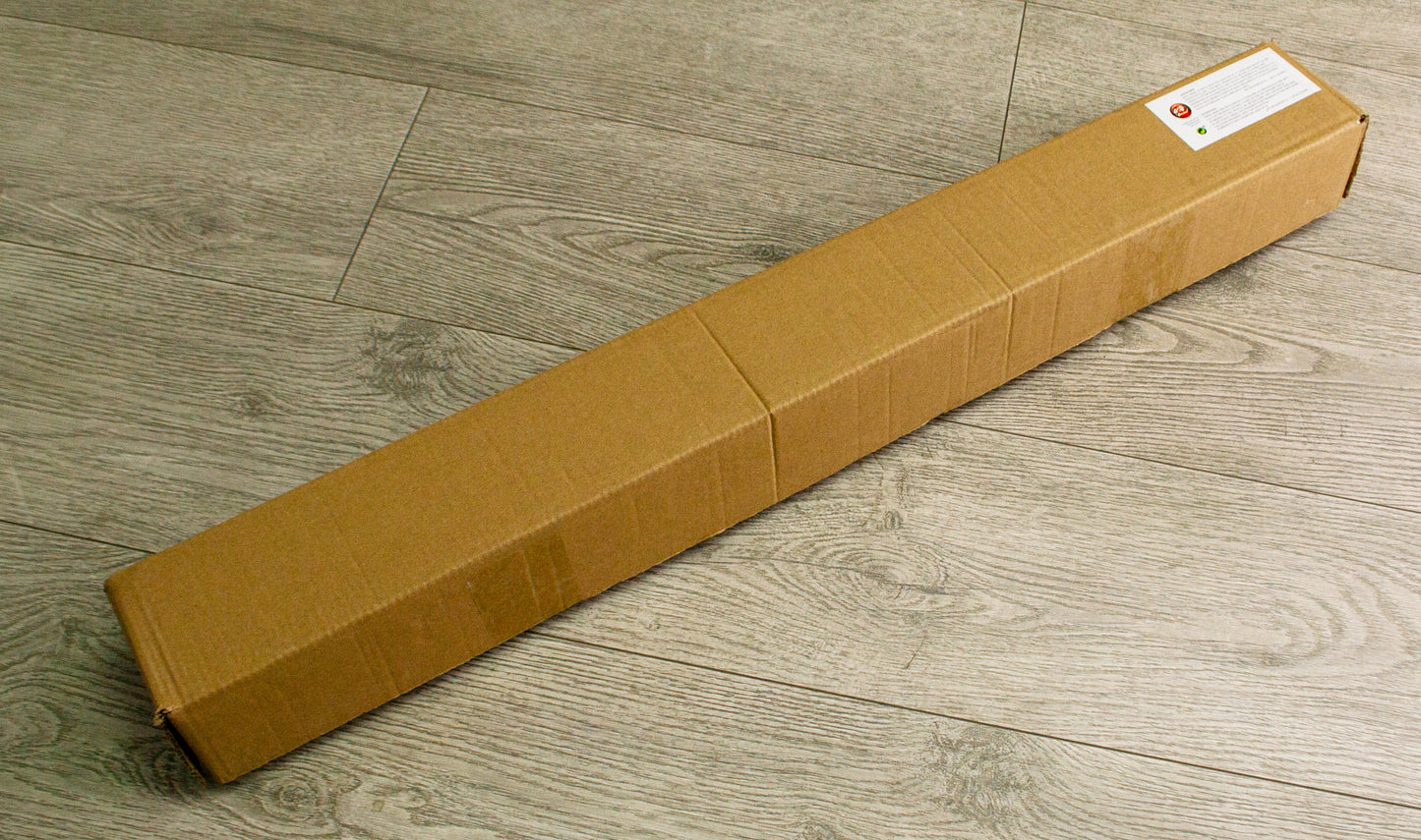 Katana S2024 de 101,5 cm hoja de acero, vaina de madera negra lacada con detalles rojos e imitación de piel de serpiente, mango con imitación de piel de sepriente negra