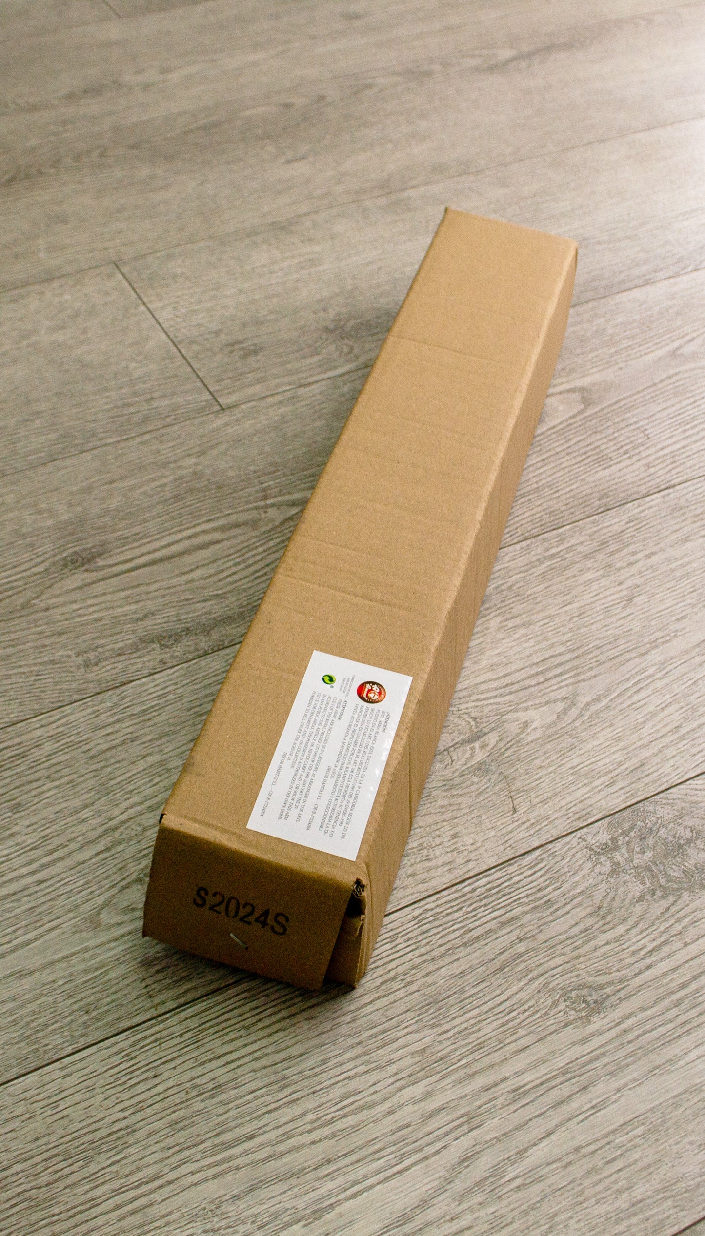 Katana S2024 de 101,5 cm hoja de acero, vaina de madera negra lacada con detalles rojos e imitación de piel de serpiente, mango con imitación de piel de sepriente negra