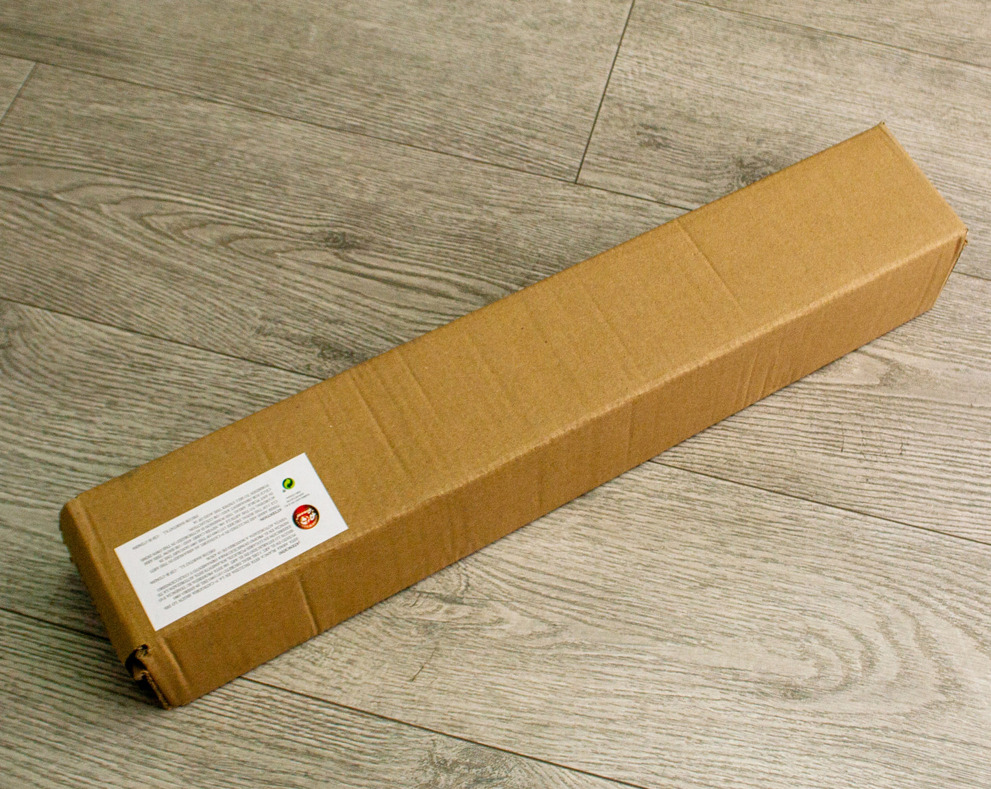 Katana S2024 de 101,5 cm hoja de acero, vaina de madera negra lacada con detalles rojos e imitación de piel de serpiente, mango con imitación de piel de sepriente negra