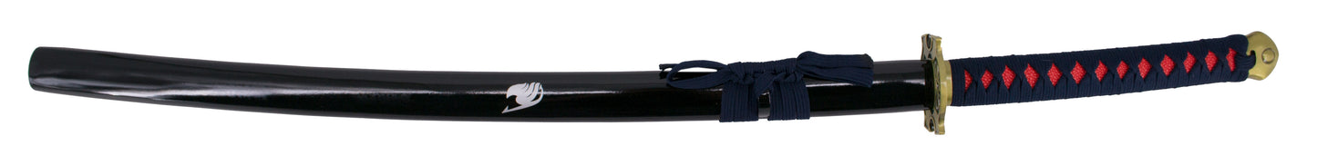 Katana S5044 de Erza Scarlett de Fairy Tail réplica no oficial de 103 cm hoja de acero negra con corte en satinado, vaina negra lacada con detalle en plateado, mango encordado azul marino e imitación de piel de raya en rojo. Ref. S5044