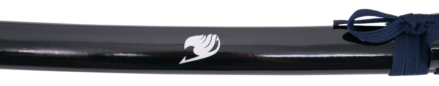 Katana S5044 de Erza Scarlett de Fairy Tail réplica no oficial de 103 cm hoja de acero negra con corte en satinado, vaina negra lacada con detalle en plateado, mango encordado azul marino e imitación de piel de raya en rojo. Ref. S5044