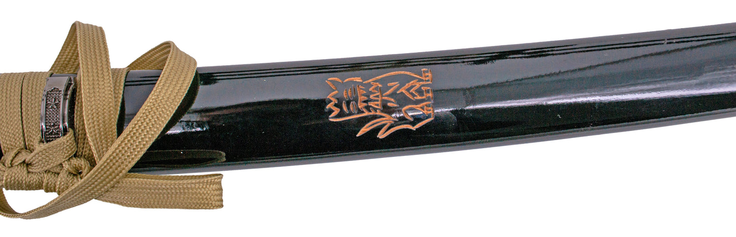 Set de tres piezas S5090 de KILL BILL " La novia " consta de Katana, Wakisashi y Tanto. Vaina negra lacada brillante con detalle de Hatori Hanso . Katana de 100 cm, Wakisashi