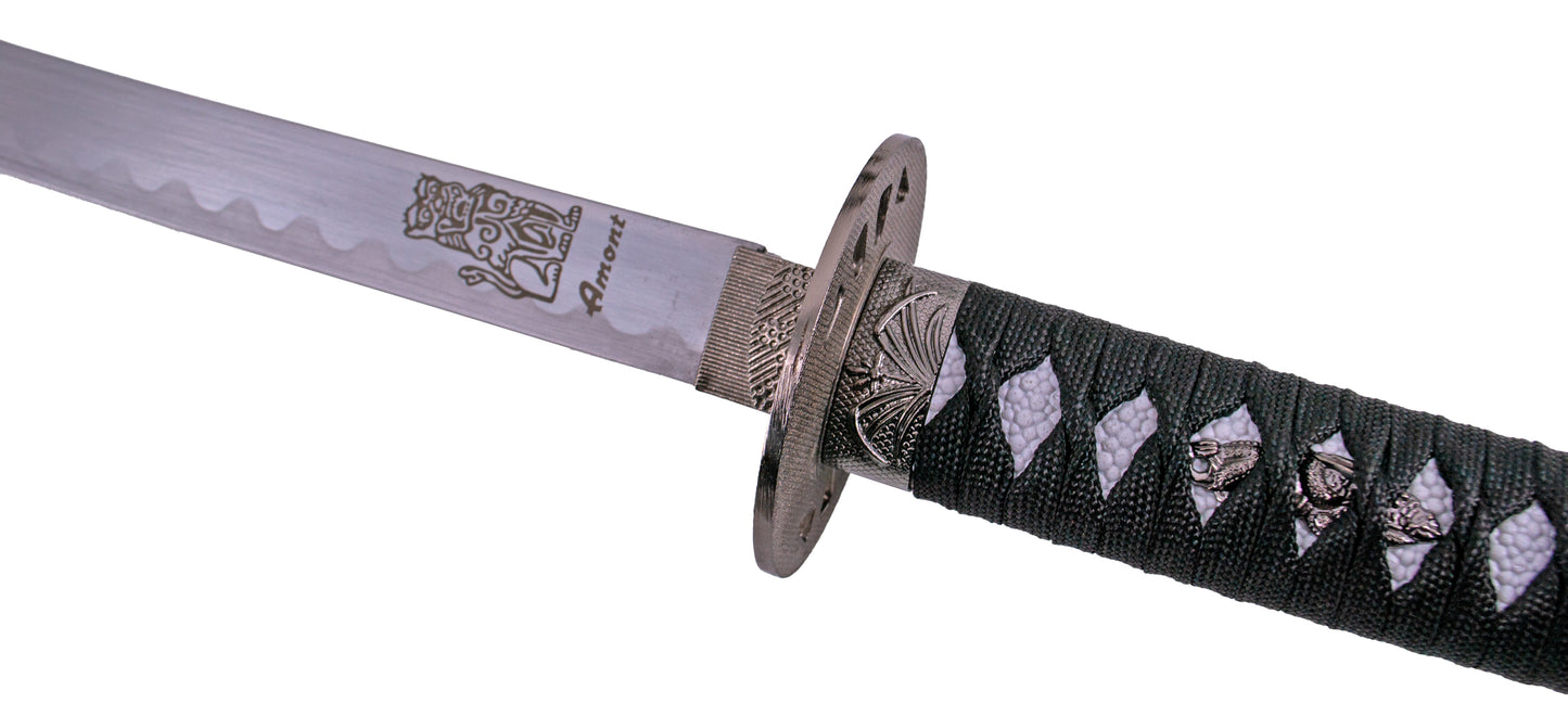Set de tres piezas S5090 de KILL BILL " La novia " consta de Katana, Wakisashi y Tanto. Vaina negra lacada brillante con detalle de Hatori Hanso . Katana de 100 cm, Wakisashi