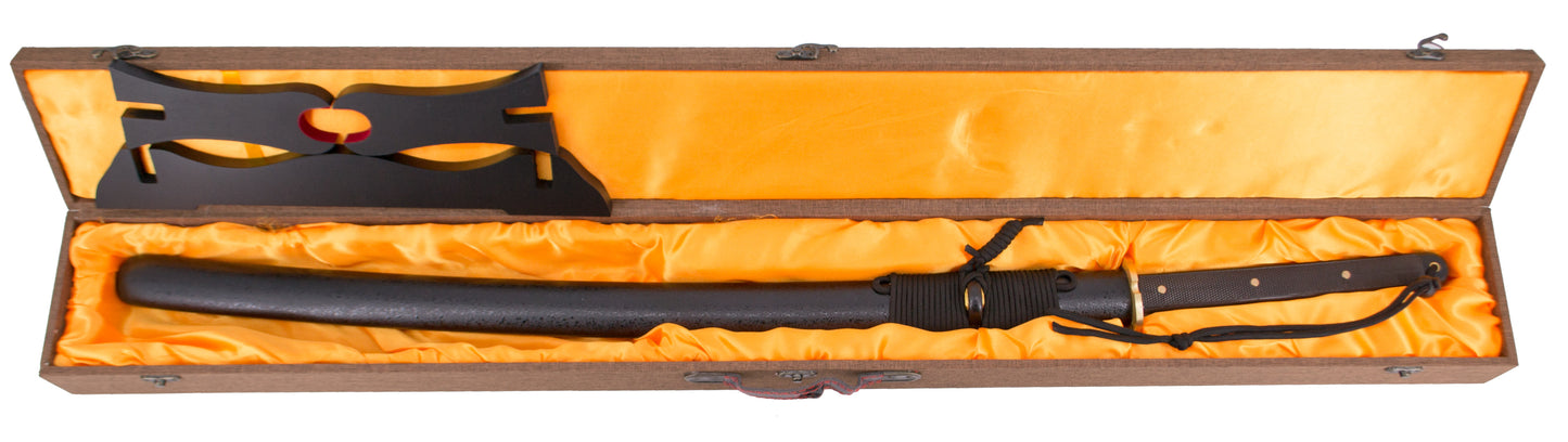Catana Funcional S6033 de 100 cm hoja de acero al carbono 1065 con filo, con vaina negra y encordado negro, mango de plástico texturizado, con caja de madera forrada y soporte de presentación. Ref. S6033