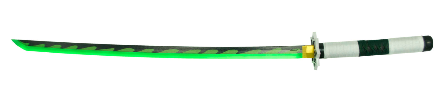 Katana Bambú LED S6049 de Demon Slayer empuñada por Shinazugawa Sanemi réplica no oficial de 68,5 cm hoja de bambú acabada en negro con detalles en color verde, con tira de led en color verde. Mecanismo de pilas AAA. Ref. S6049