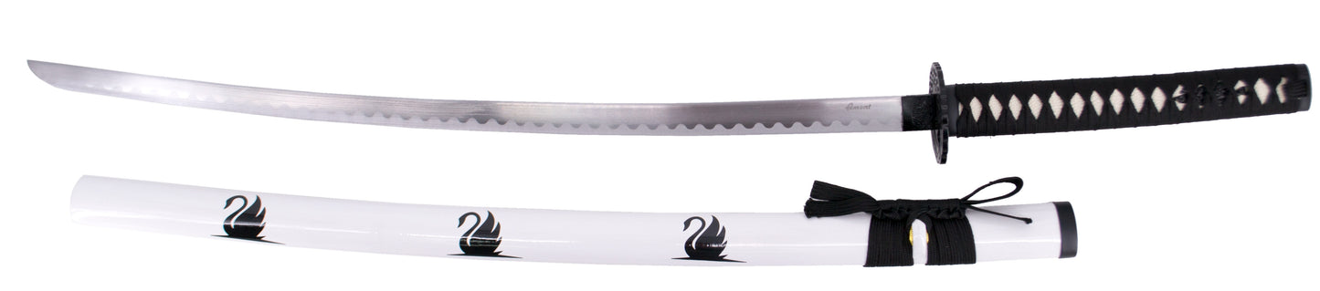 Katana Cisne Negro S6056L de 103,5 cm con hoja de acero, vaina de madera lacada en blanco con tres cisnes negros, mango con imitación de piel de raya y encordado negro, la tsuba es un cisne. Con soporte. Ref. S6056L