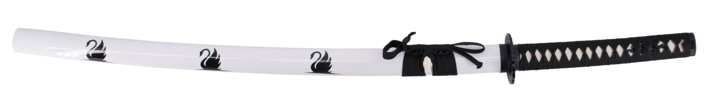 Katana Cisne Negro S6056L de 103,5 cm con hoja de acero, vaina de madera lacada en blanco con tres cisnes negros, mango con imitación de piel de raya y encordado negro, la tsuba es un cisne. Con soporte. Ref. S6056L