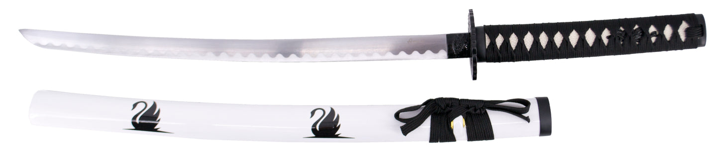 Wakisashi Cisne Negro S6056M de 82 cm hoja de acero, vaina de madera lacada en blanco con dos cisnes negros, mango con imitación de piel de raya y encordado negro, la tsuba es un cisne. Con soporte. Ref. S6056M