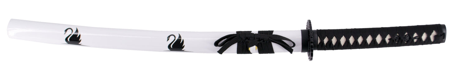 Wakisashi Cisne Negro S6056M de 82 cm hoja de acero, vaina de madera lacada en blanco con dos cisnes negros, mango con imitación de piel de raya y encordado negro, la tsuba es un cisne. Con soporte. Ref. S6056M