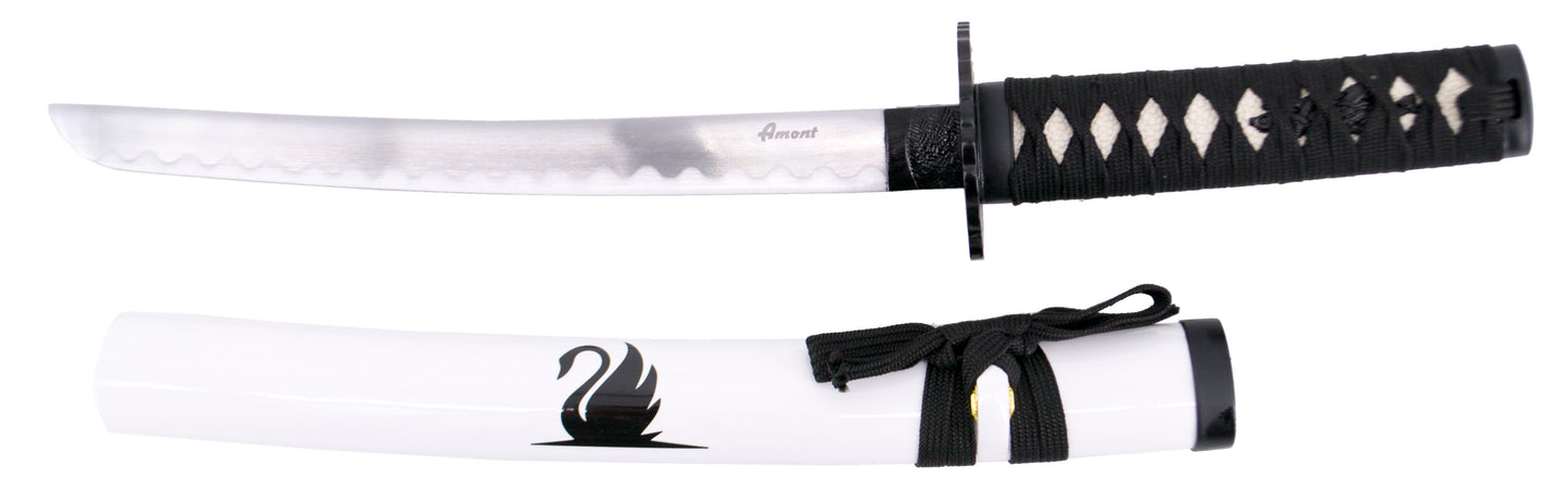 Tanto Cisne Negro S6056S de 54,5 cm hoja de acero, vaina de madera lacada en blanco con un cisne negro, mango con imitación de piel de raya y encordado negro, la tsuba es un cisne. Con soporte. Ref. S6056S