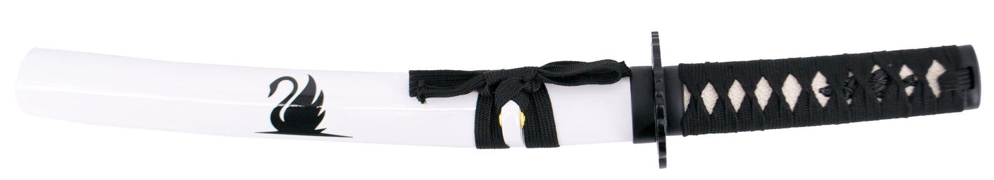 Tanto Cisne Negro S6056S de 54,5 cm hoja de acero, vaina de madera lacada en blanco con un cisne negro, mango con imitación de piel de raya y encordado negro, la tsuba es un cisne. Con soporte. Ref. S6056S
