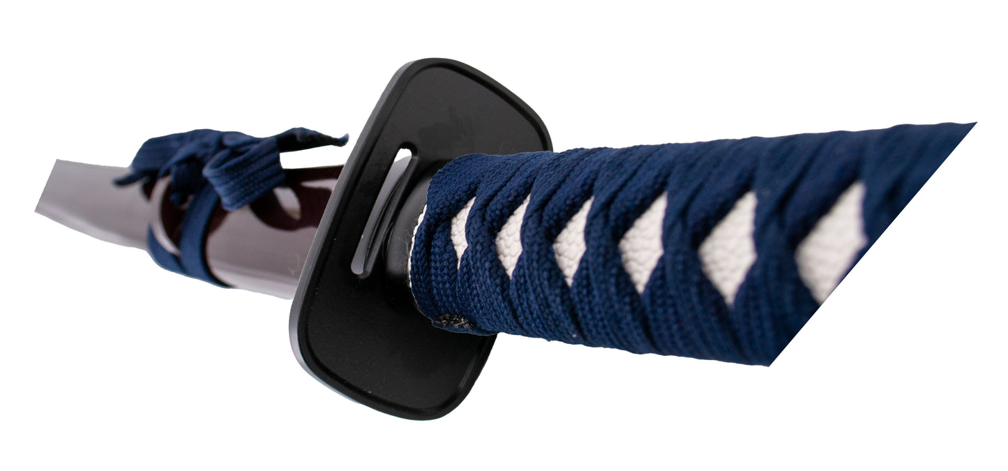 Katana S7010 de Yura Okkotsu de Jujustsu Kaisen, réplica no oficial. Tamaño de 104 cm hoja con hoja de acero acabada en negro con el corte en satinado de 67,5 cm, vaina marrón, mango encordado negro