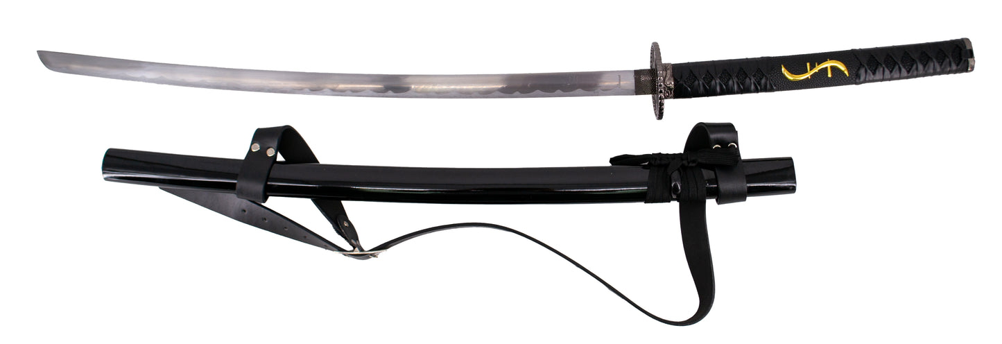 Katana S7011 de Hiro Nakamura réplica no oficial. Tiene un tamaño de 108 cm hoja con hoja de acero acabada en satinado de 68 cm, vaina negra, mango encordado negro. Con soporte.