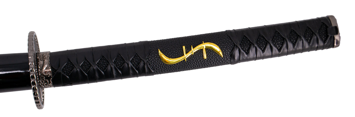 Katana S7011 de Hiro Nakamura réplica no oficial. Tiene un tamaño de 108 cm hoja con hoja de acero acabada en satinado de 68 cm, vaina negra, mango encordado negro. Con soporte.