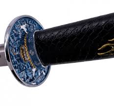 Katana Funcional S2023H de 101,5 cm hoja de acero, vaina de madera negra lacada con detalles metálicos e imitación de piel de serpiente con detalles en azul