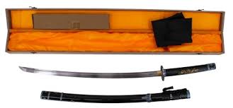 Katana Funcional S2023H de 101,5 cm hoja de acero, vaina de madera negra lacada con detalles metálicos e imitación de piel de serpiente con detalles en azul