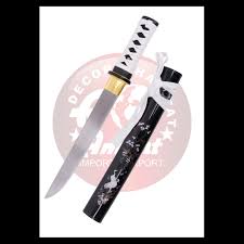 Tanto Funcional S6046N de 45 cm con hoja de acero al carbono 1065 de 27 cm, vaina de madera acabada en negro con detalles de flores y grulla, mango encordado blanco con imitación de piel de raya