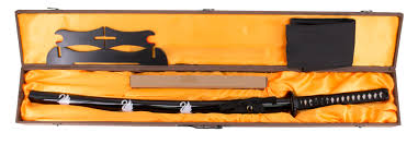 Katana Funcional S6057L de 103,5 cm hoja de acero al carbono 1045 con filo acabada con aspecto cerámico, con vaina lacada en negro y tres cisnes blancos, encordado negro