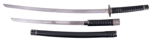 Katana S2022 de 102,5 cm hoja de acero con wakisashi, vaina de madera negra con detalles metálicos, mango encordado negro de polipiel. Con soporte. Ref. S2022