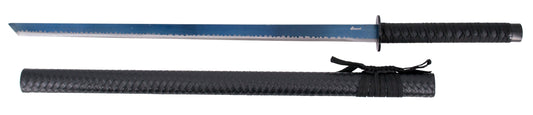 Katana S2031 de 100 cm hoja de acero acabada en titanio azul con dentado satinado, vaina de madera forrada con polipiel negra imitando piel de cocodrilo, mango encordado negro. Con soporte. Ref. S2031
