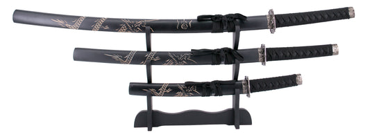 Set de tres piezas S5060 consta de Katana, Wakisashi y Tanto. La vaina negra está tallada con detalle de dragón. Katana de 100 cm, Wakisashi de 77cm y Tanto de 52 cm, las hojas son de acero, mango con encordado negro, con soporte. Ref. S5060