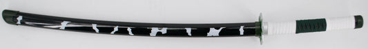 Katana S5062 de Demon Slayer empuñada por Shinazugawa Sanemi réplica no oficial de 105 cm hoja de bambú acabada en negro con detalles en color verde, mango con encordado negro en el centro y blanco en los extremos. Ref. S5062