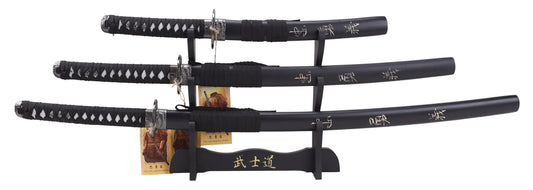 Set de Katanas de tres piezas S5076 modelo Último Samurai, consta de Katana, Wakisashi y Tanto. La vaina negra está tallada con detalles de letras. Katana de 100 cm, Wakisashi de 77cm y Tanto de 52 cm, las hojas son de acero