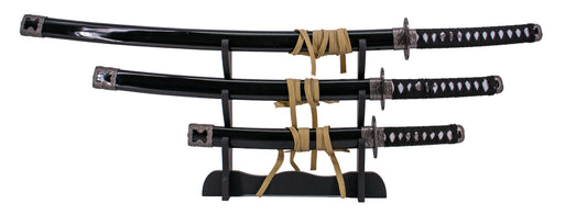 Set de tres piezas S5090 de KILL BILL " La novia " consta de Katana, Wakisashi y Tanto. Vaina negra lacada brillante con detalle de Hatori Hanso . Katana de 100 cm, Wakisashi