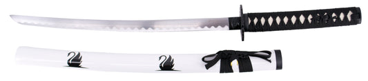 Wakisashi Cisne Negro S6056M de 82 cm hoja de acero, vaina de madera lacada en blanco con dos cisnes negros, mango con imitación de piel de raya y encordado negro, la tsuba es un cisne. Con soporte. Ref. S6056M