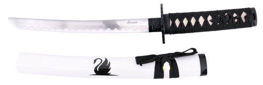 Tanto Cisne Negro S6056S de 54,5 cm hoja de acero, vaina de madera lacada en blanco con un cisne negro, mango con imitación de piel de raya y encordado negro, la tsuba es un cisne. Con soporte. Ref. S6056S
