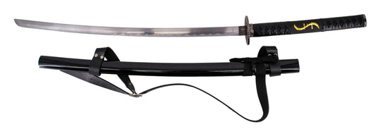 Katana S7011 de Hiro Nakamura réplica no oficial. Tiene un tamaño de 108 cm hoja con hoja de acero acabada en satinado de 68 cm, vaina negra, mango encordado negro. Con soporte.